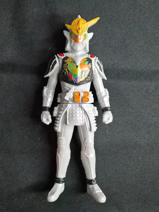 Action figure with white outfit and colorful chest design on a dark background. 2013 Bandai Kamen Rider Gaim Kiwami Arms Figure – 7" – Rider Hero Series Ultimate Fruit Basket Form